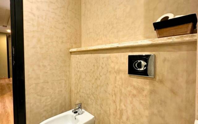 The Tropical Luxury 2BR City Centre Retreat