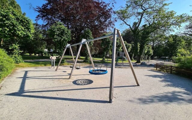 Beautiful Penthouse Near Center, 2-bedroom, Balcony and Free Parking