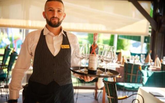 Hotel Dvor