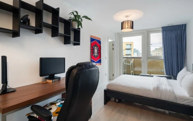 Bright & Spacious 2-bed Apt, With Balcony