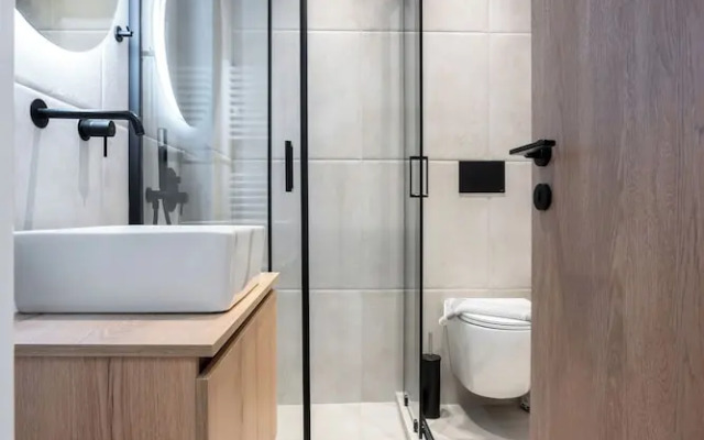 Stylish 2BR flat near hospital & metro