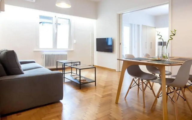 TONI'S 2BD Home in Centre, 15 sec to Metro