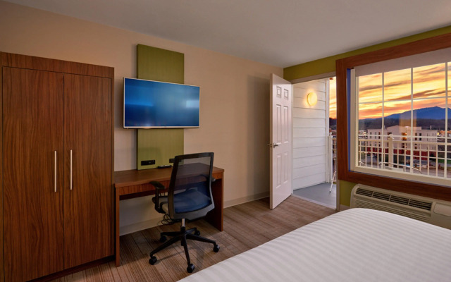 Holiday Inn Express and Suites Pigeon Forge Sevierville by IHG