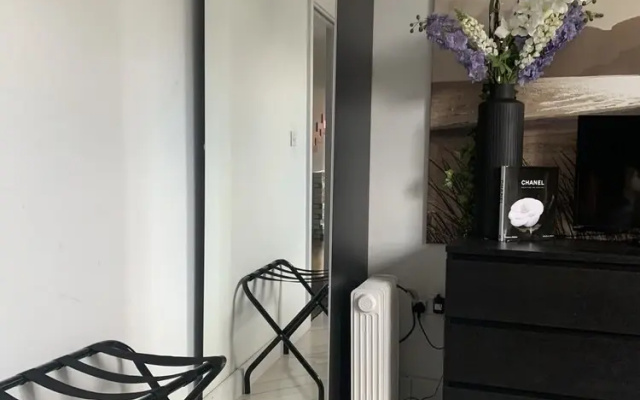 Notting Hill 2-bed Apt With Balcony, 1 min to Tube