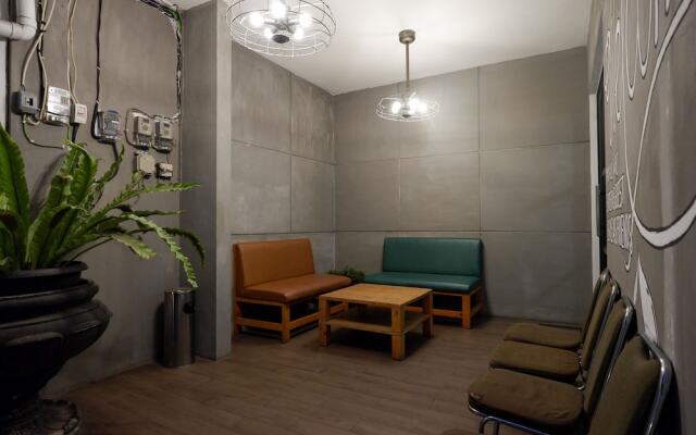 RedDoorz near Universitas Diponegoro 2