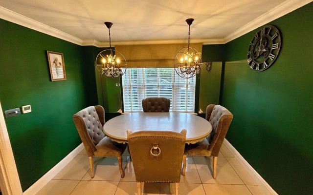 Elegant Retreat: Classic Style and Modern Comfort