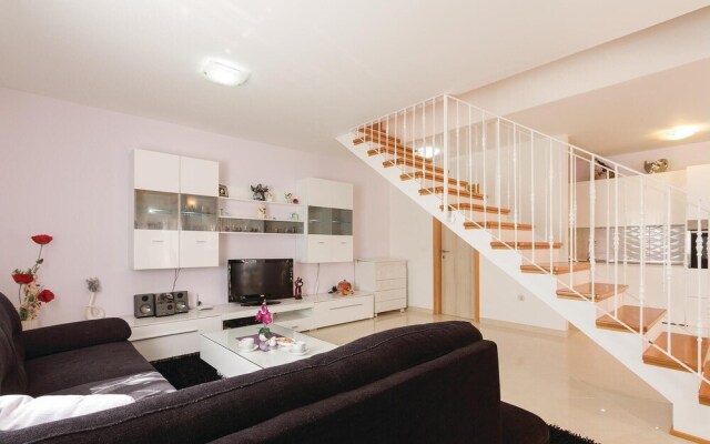 Stunning Home in Rovinjsko Selo With Wifi and 2 Bedrooms