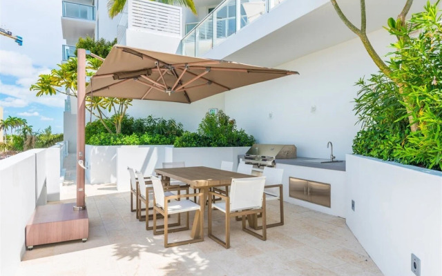 Top Fort Lauderdale Condo 9th Floor - Private and Sanitized, Hotel Amenities, Free Parking for Stays Over 27 Days, 400 ft From the Beach. Hosted by Super Host!
