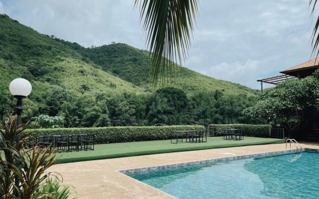The Hub Erawan Resort