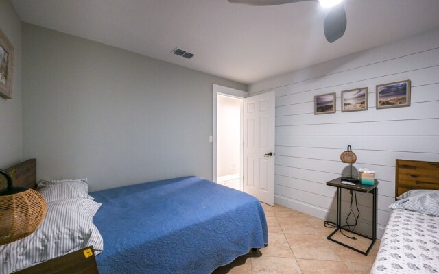 Tropical Naples Hideaway - 1 Mi to Beaches!