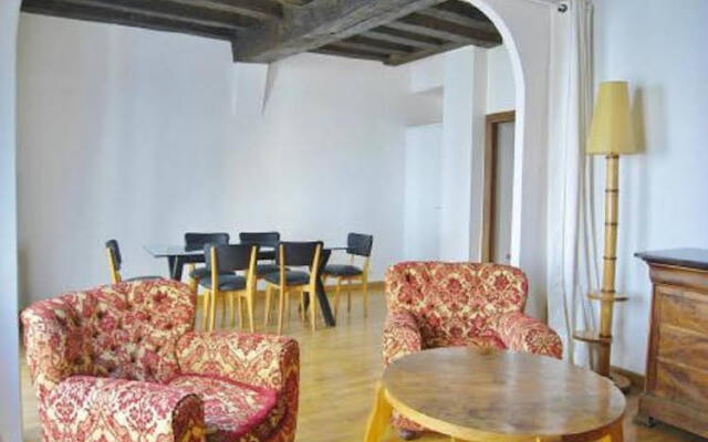 One-Bedroom Apartment Downtown