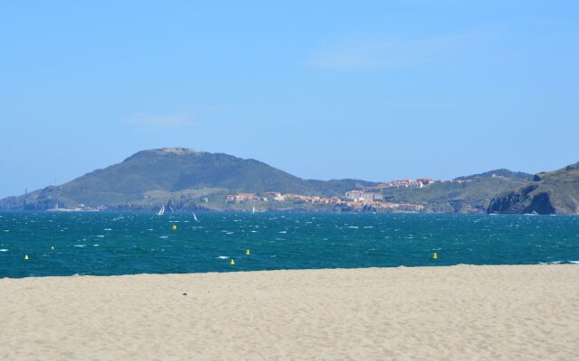 Luxurious Villa in Camplong With Jacuzzi