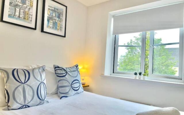 Lovely 2-Bedroom Bristol Apartment. FREE PARKING.