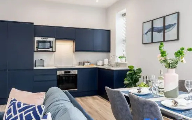 Romantic King Apt w/ Sea View, Free Gym & Parking