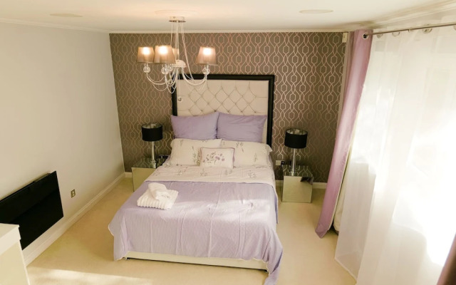 Stunning Holiday Stay With Free Gym and Parking