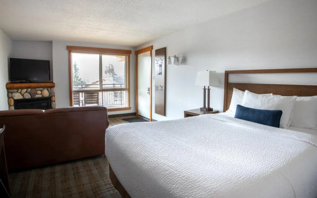 Pyramid Lake Lodge