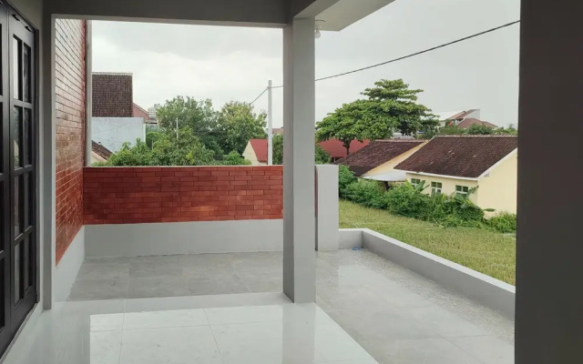 RedDoorz near Graha Saba Buana 2
