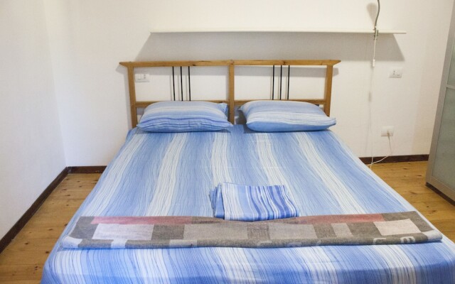 Nice Apartment in an English Style Building On the First Floor, With air Conditioning, Wifi and Sewing