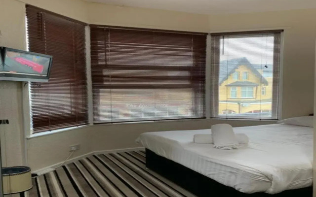 OYO Wave Crest Hotel