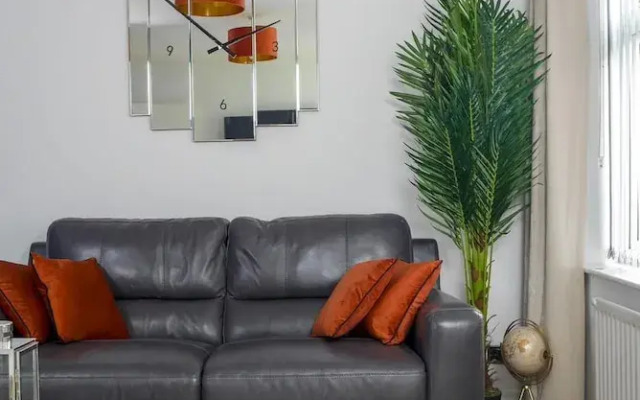 Stylish 4 Bed Apartment- Private Garden & Sleeps 8