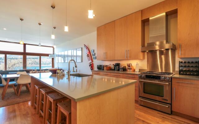ALOFT Airy Design Townhouse with Columbia River View by RedAwning