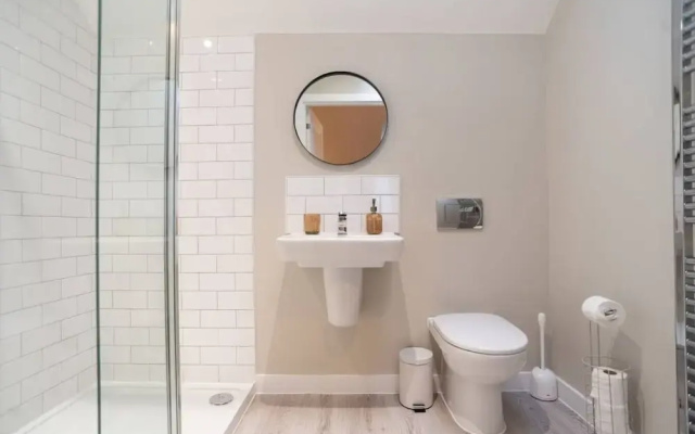 Stunning 3-bedroom Home With Free Parking