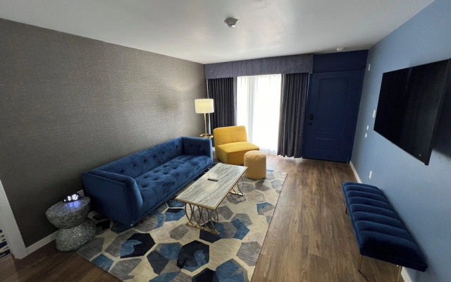 Lighthouse Inn & Suites