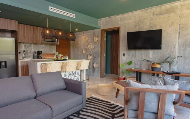 Stunning 2 Bed Condo Pools Gym Cenote Access