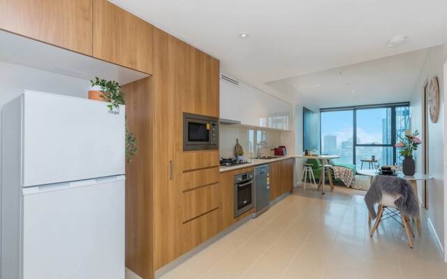 SKY Heart of BNE City 2bed APT Pool& Gym Qbn222-18