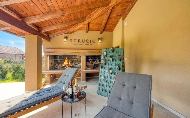 Hedonistic Vineyard Estate