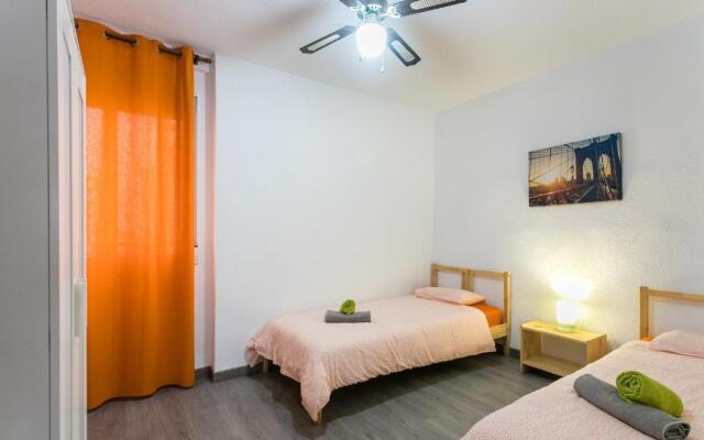 Lovely, new, bright 3 mins to beach apt 105 sq meters