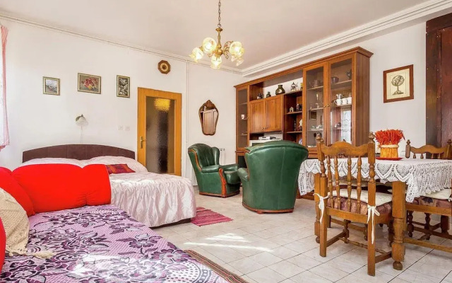 Studio Apartment in Liznjan With Shared Pool