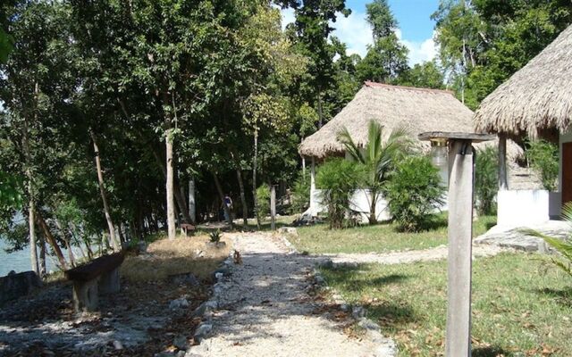 Maya Zacpetén Jungle Lodge