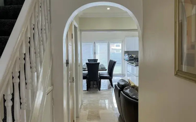 New Luxury Modern House Near Airport Free Parking