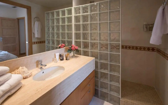 Elegant 3-bedroom Apartment in the Heart of BCN