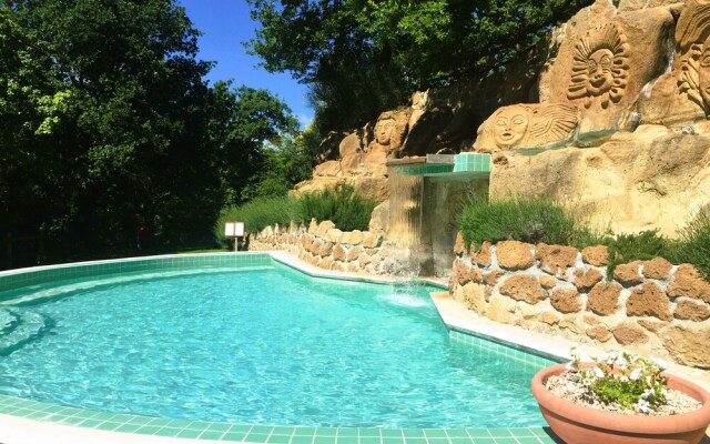 Residence with swimming pool in Sorano