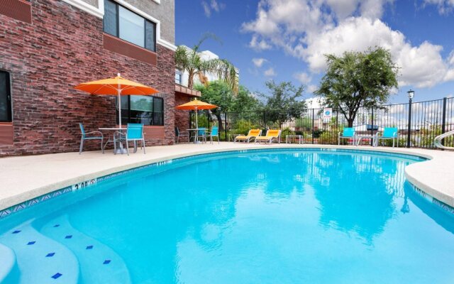 Holiday Inn Express and Suites Phoenix Tempe - University