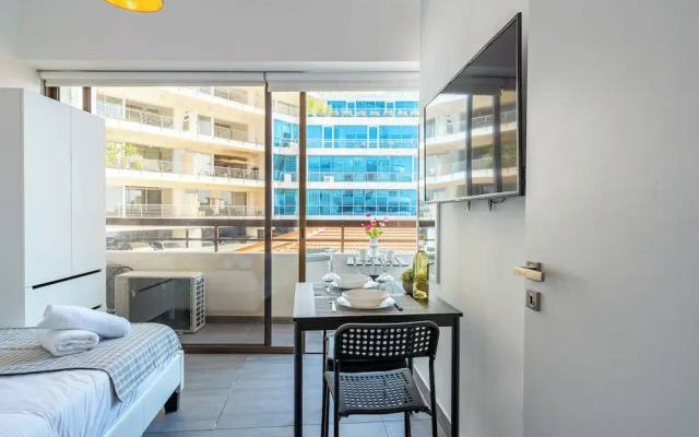Burst - Chic Studio & Balcony in Larnaca