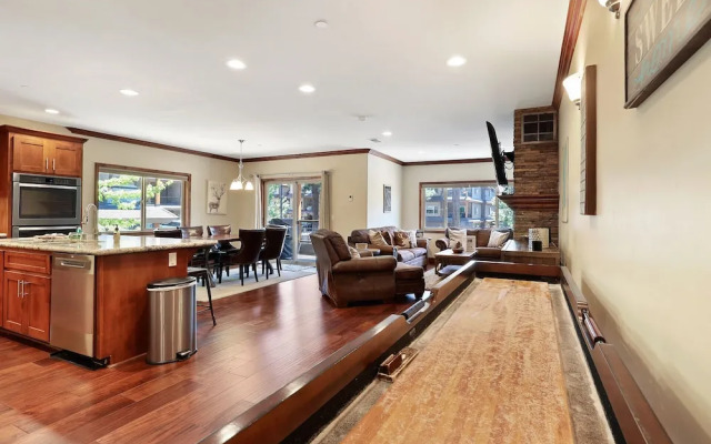 Tahoe Woods Villa - Walk to Beach and Gondola/ Heavenly Ski