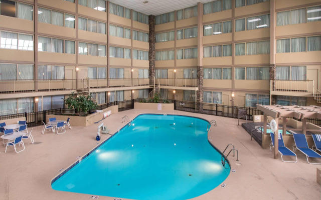 Отель Wyndham Garden Westlake