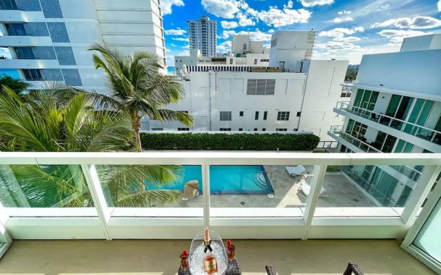 FontaineBleau Balcony 10 min from SoBe