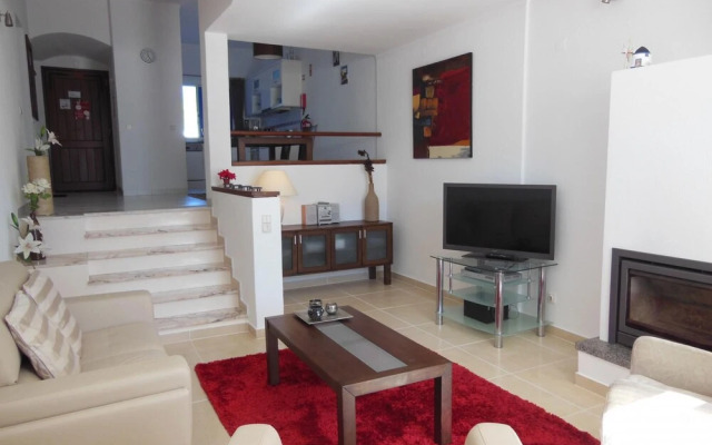 Casa Alto do Moinho by Portucasa