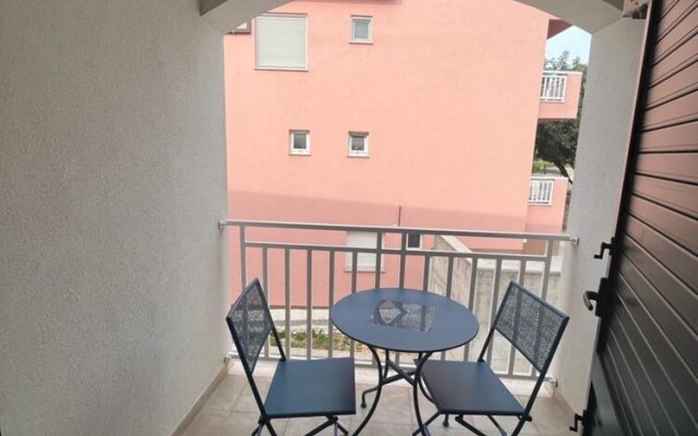 A2 apt With Balcony and sea View, 3 min to Beach