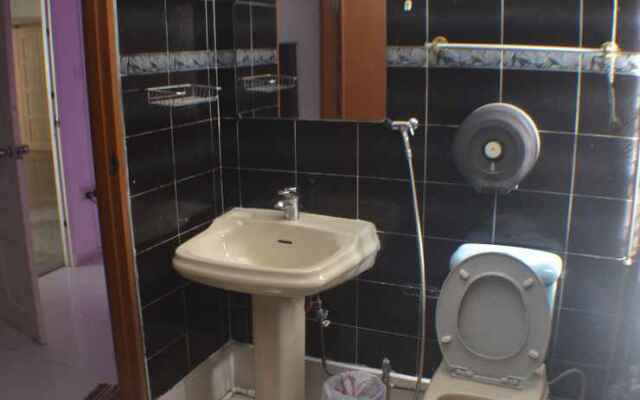 City Room W/ 2 Beds + Bathroom @ Town 10