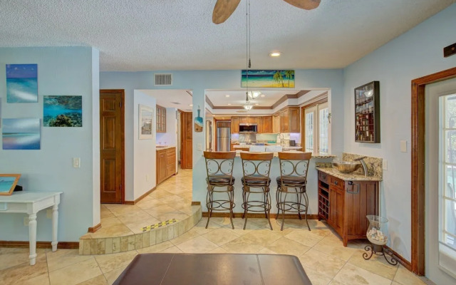 Spacious 4 3 Retreat- Heated Pool-playroom