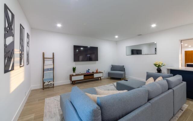 Cozy New Villa w/Cool Cabana+Fire Pit & Games