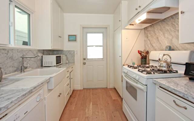 W. Bay Ave (68433) - 2 Br townhouse by RedAwning