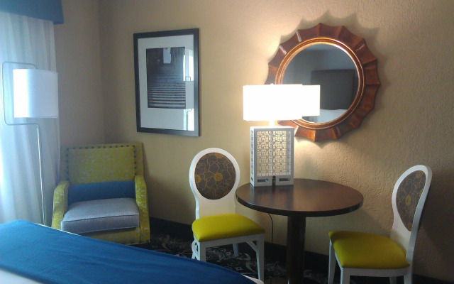 Holiday Inn Express & Suites North Kansas City by IHG