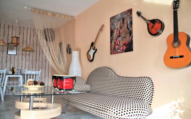 Vintage apartment in the city jungle