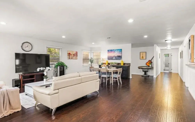 Spacious Retreat w Large Kitchen Outdoor Patio